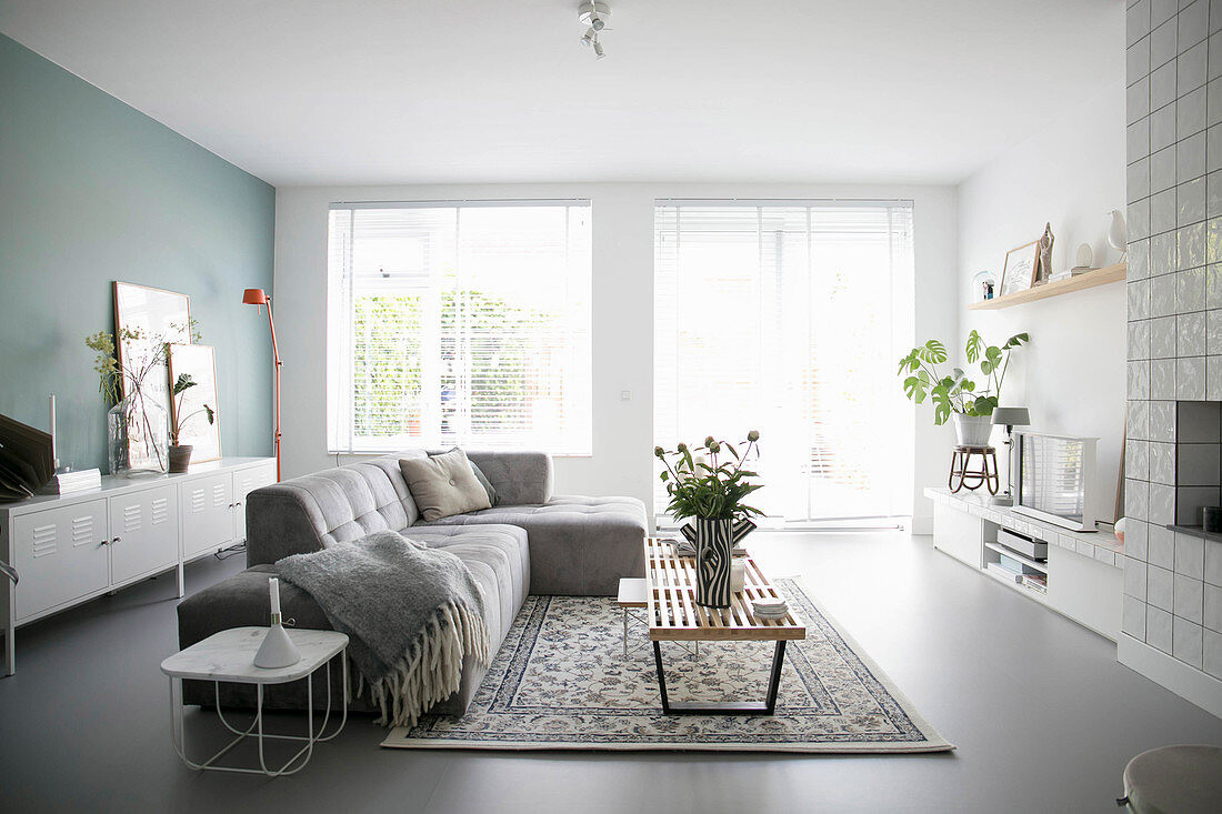 Modernes Wohnzimmer In Grau Und Weiß – Bild Kaufen – 12482792 with regard to Wohnzimmer Grau Weiß Design