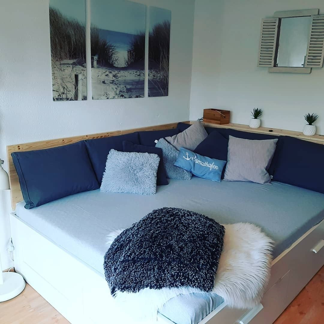 Schlafsofa Im Wohnzimmer | 1 Zimmer Wohnung, Wohnzimmer, Wohnung within Bett Wohnzimmer