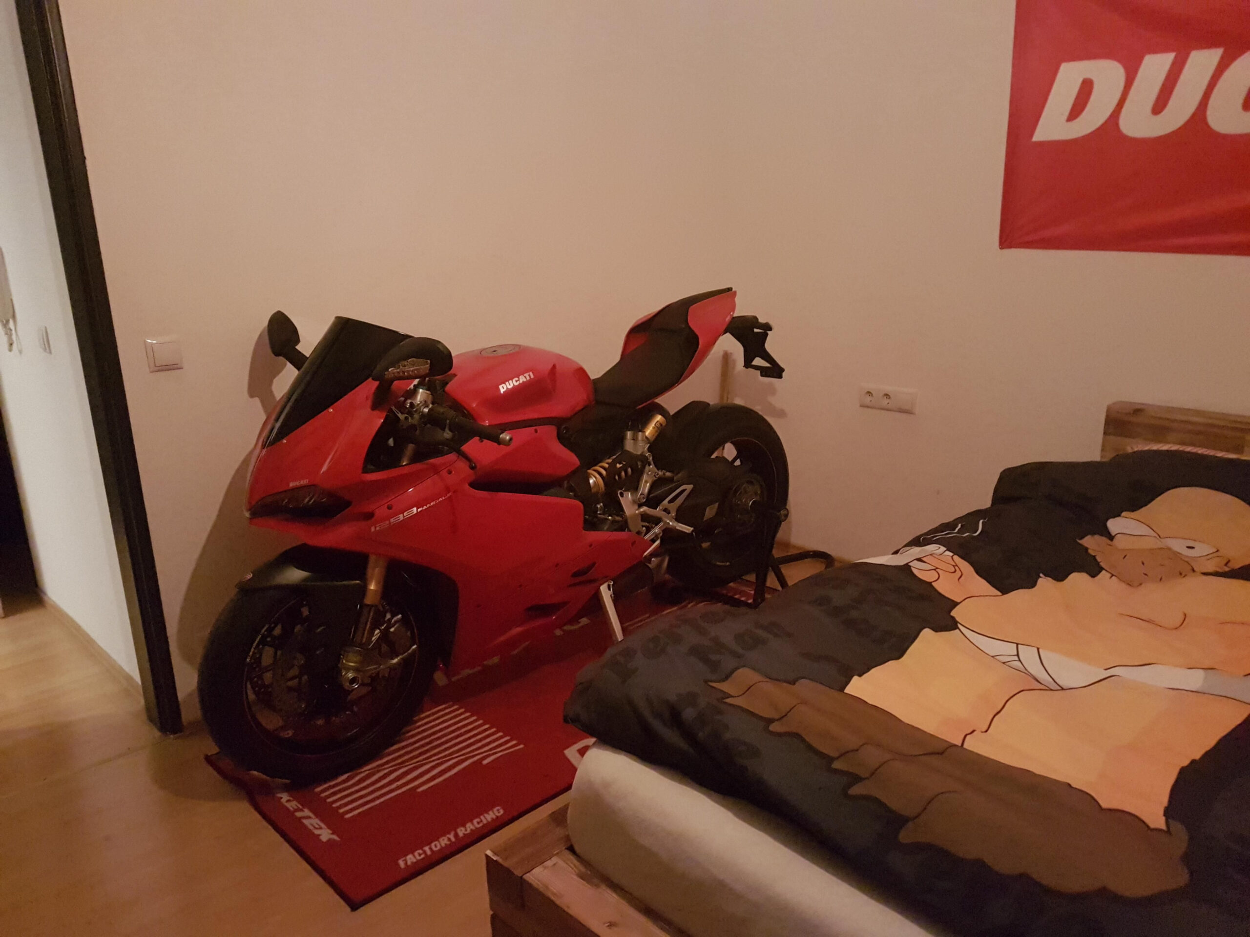 Was Muss Ich Beachten Wenn Ich Mir Mein Bike Ins Wohnzimmer pertaining to Motorrad Wohnzimmer