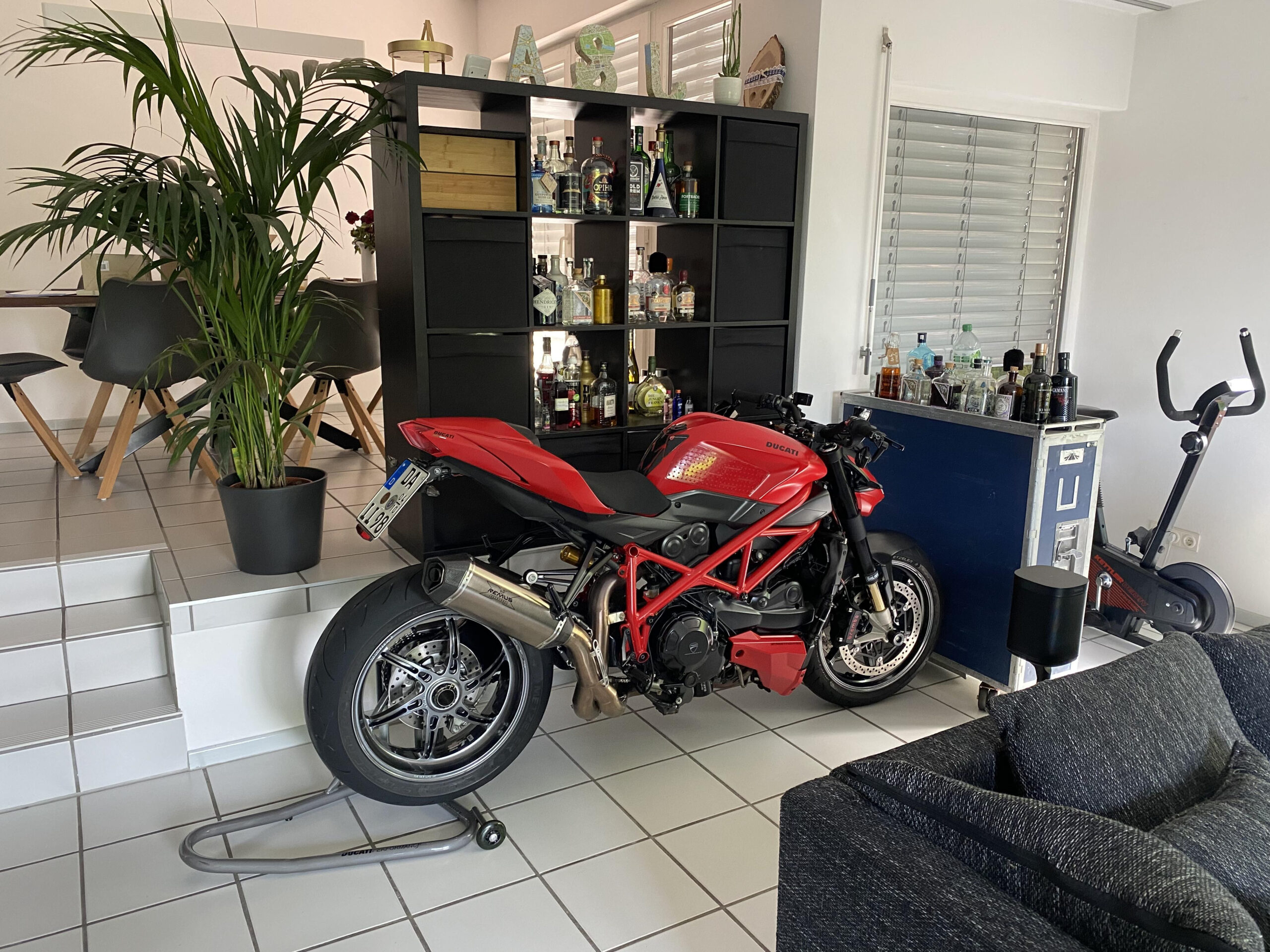 Was Muss Ich Beachten Wenn Ich Mir Mein Bike Ins Wohnzimmer within Motorrad Wohnzimmer