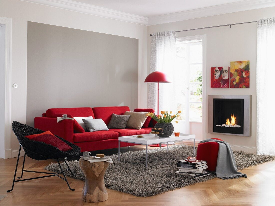 Wohnzimmer In Rot Und Grau Mit Sofa Und … – Bild Kaufen – 10227615 with regard to Wohnzimmer Grau Rot