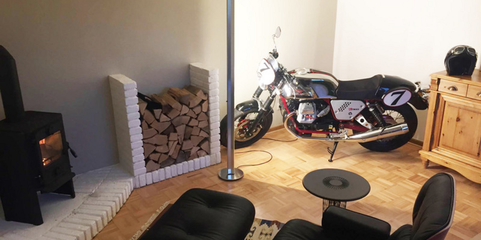 Zu Besuch Bei Chris Im Wohnzimmer | Pro Office Magazin throughout Motorrad Wohnzimmer